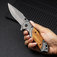 Couteau de poche tactique de chasse portable en acier inoxydable avec manche en bois d'olivier gravé, lame dentelée, pointe tombante, pliable, gris titane