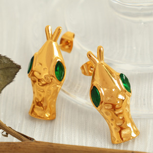 Boucles d'oreilles plaquées or en forme d'animal avec pierres précieuses vertes et noires pour femmes, bijoux à la mode - Product Image 4