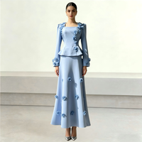 Ensemble 2 pièces modeste pour femme, bleu poudré, fait main, avec haut peplum à manches longues orné de fleurs 3D et jupe longue, tenue de cérémonie pour invitée de mariage ou soirée formelle