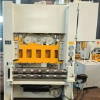 Ligne de production de machines pour la fabrication de grilles métalliques expansées