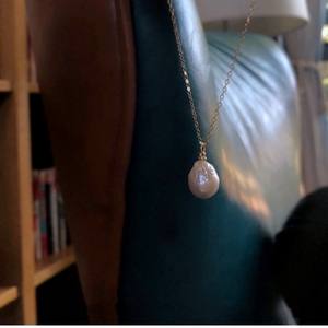 Collier plaqué or 14 carats avec pendentif à perle unique, forme baroque Edison, cuir naturel froissé, chaîne de clavicule, collier de perles - Product Image 5