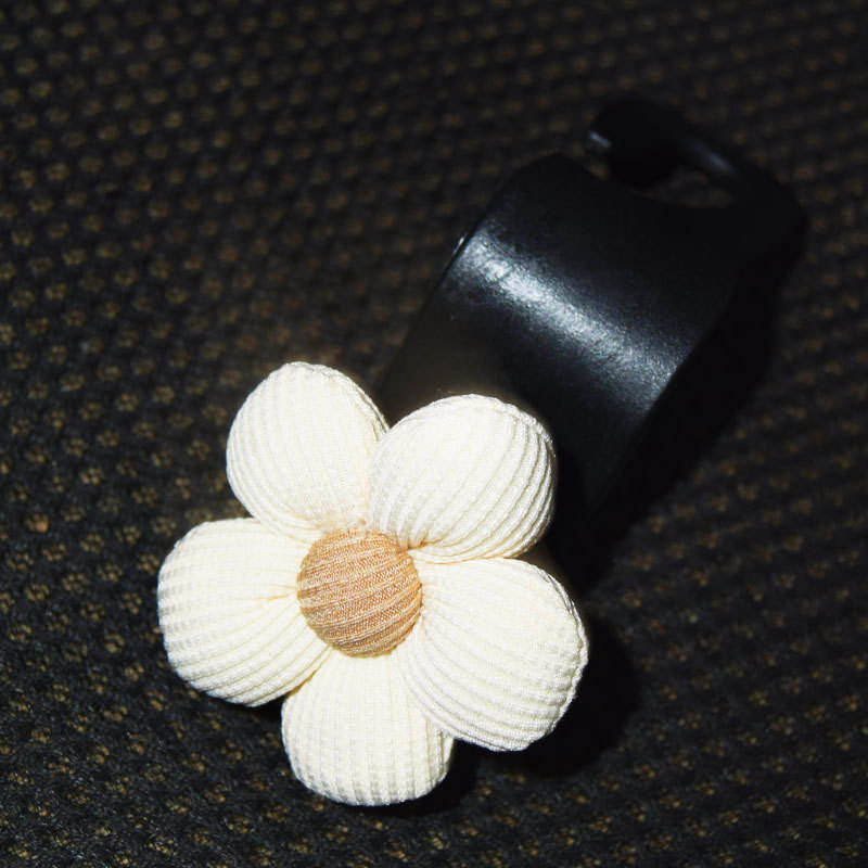 Fleur beige [crochet noir]