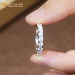 Anillo de Boda Clásico con Engaste Pavé de Plata S925 y Moissanita Redonda de Corte Brillante Goldleaf GRA - Product Image 4