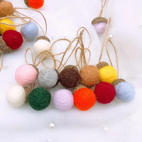 Boule en feutre de laine faite à la main avec cordon, décoration de sapin de Noël, pendentif coloré en feutre en forme de pomme de pin