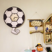 Jam dinding jam Pendulum kayu sepak bola, desain baru kreatif jam dinding kuarsa Super senyap Dekorasi Jam dinding kamar anak laki-laki