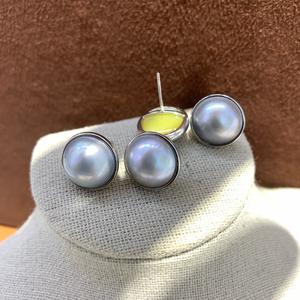 Boucles d'oreilles clous Mabei World en perle Mabe grise d'eau de mer 13 mm, sertissage en argent, bijoux classiques pour femme - Product Image 2