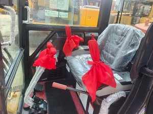รถขุดขนาดเล็ก Komatsu PC35MR มือสองจากญี่ปุ่น น้ำหนัก 3.5 ตัน พร้อมห้องโดยสารแบบปิด สำหรับงานก่อสร้างสวน - Product Image 6