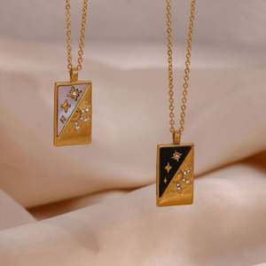 Collar con Colgante de Acero Inoxidable con Estrellas Diagonales y Sol con Circonitas, Chapado en Oro de 18k, Grabado Personalizado, Estilo Moderno, Venta al Por Mayor para Mujer - Product Image 1