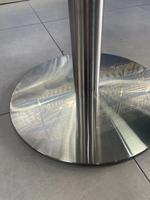 Table de bar ronde industrielle minimaliste MULIGNA en acier inoxydable brossé avec base sur pied à texture radiale pour café, bar, salon