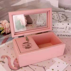 Caja de música personalizada de flores de Navidad con pantalla de acrílico color rosa de bajo pedido regalos de madera para mujeres - Product Image 1