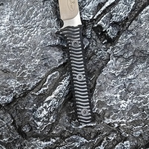 มีดต่อสู้ทางยุทธวิธี SwampMouse ปรับแต่งได้ คุณภาพสูง ใบมีดเหล็กกล้าไร้สนิม ด้ามจับ G10 รับประกัน 1 ปี พร้อมปลอกมีด - Product Image 3