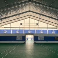 Tente de padel modulaire en aluminium avec toit transparent pour les matchs de padel par tous les temps