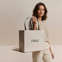 Sac cadeau de luxe personnalisé en kraft noir avec logo en relief, sac de transport robuste, emballage de vente au détail en carton recyclable, vente en gros