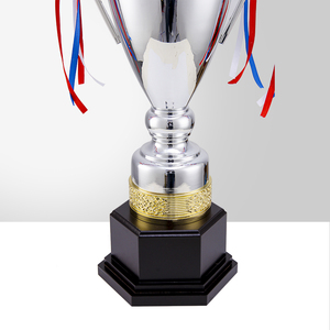 Nouveau Trophée Sportif Métallique Haut <span class=keywords><strong>de</strong></span> Gamme Personnalisé Grande Taille avec Couronne Dorée et Rubans pour Champions <span class=keywords><strong>de</strong></span> Football - Product Image 4