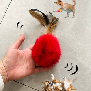 P.L.A.Y. Nettes Katzen spielzeug-Urlaub & Weihnachten Pelz Rassel Ball Katzen spielzeug Mit Feder Quietschendes Hühner spielzeug für Innen katzen - Product Image 1