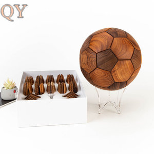 QY Escultura De Fútbol De Madera Hecha A Mano Decoración De Escritorio Balón De Fútbol Artesanía De Madera Regalo - Product Image 4