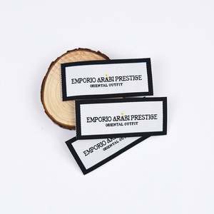 Étiquettes de vêtements tissées blanches de luxe personnalisées recyclées lavables populaires Étiquettes de logo pour vêtements de <span class=keywords><strong>polo</strong></span> t-shirt - Product Image 1