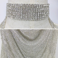 Robe de soirée sexy dos nu à chaînes, col halter, strass et fente, mini-robe en maille métallique ornée de cristaux