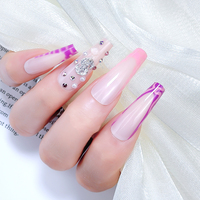 Uñas postizas largas de bailarina en color nude con diseño de pedrería morada y línea francesa, forma de ataúd, de ABS, a presión.