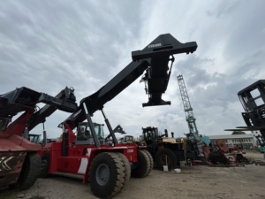 รถยกตู้คอนเทนเนอร์มือสอง Kalmar DRT450 ลดราคาพิเศษ ยกสูงสุด 15100 มม. เครื่องจักรสำหรับงานหนักในท่าเรือ สภาพดี - Product Image 2
