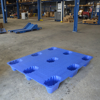 Palette en plastique robuste en PEHD moulée par soufflage, à neuf pattes, empilable, à quatre entrées, antidérapante, pour entrepôt et logistique, en stock