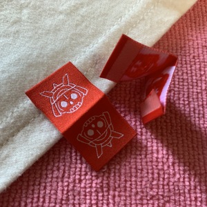Etiqueta del dobladillo de la camiseta de la parte inferior del lado doble del pliegue de la cubierta del libro, etiquetas de dobladillo del puño de la manga de la ropa del tamaño pequeño del logotipo limpio - Product Image 2