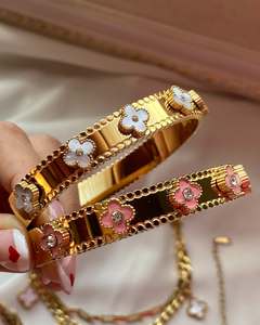 Vòng tay kiểu dáng lá cỏ bốn lá mạ vàng 18K bằng thép không gỉ, màu vỏ tùy chỉnh dành cho nữ - Product Image 1