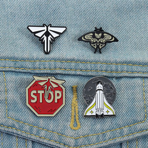 Retro Raumschiff Emaille Pin Classic Spiel inspiriert Sci Fi Metall Brosche Revers Abzeichen Schmuck Geschenk für Fans Freunde - Product Image 1