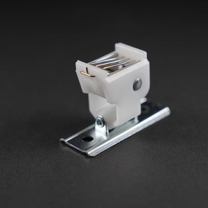 ม่านม้วนแบบโรมันพร้อมตัวล็อคปรับได้ วัสดุทองเหลืองและพลาสติก PP ดีไซน์ร่วมสมัย - Product Image 1