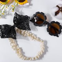 Ensemble d'accessoires pour cheveux pour bébés et tout-petits : Lunettes de soleil anti-UV mignonnes en forme de fleur et bandeau à nœud papillon