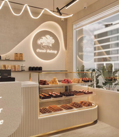 Vitrine de présentation en bois pour café avec éclairage LED |   Vitrine personnalisée pour la conception d'intérieur de magasins de détail