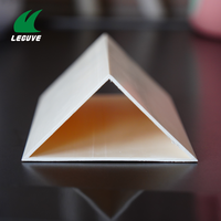 Profilé PVC rigide personnalisé en usine, couleur sur mesure, bande d'angle triangulaire creuse en plastique, résistante aux acides, écologique pour le béton