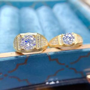 แหวนเงินแท้ 925 ประดับโมอิสซาไนต์ 1 กะรัต 2 กะรัต ชุบทอง ทรงกลมคลาสสิก ปรับขนาดได้ สำหรับผู้ชาย ชุบโรเดียม แหวนแต่งงาน แหวนงานเลี้ยง - Product Image 2