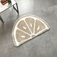 Op maat gemaakte halvemaanvormige oranje fruitvormige antislip zachte pluche microvezel bedmat voor keuken badkamer decoratie vloerkleed