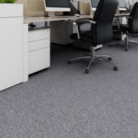Dalles de moquette commerciales modernes 50x50 en PP/PVC, couleur unie, bouclées, écologiques, résistantes à l'eau et lavables, idéales pour les bureaux et les espaces domestiques adaptés aux animaux.