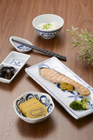 Assiette en mélamine A5 de 7 pouces, écologique, passe au lave-vaisselle, design rayé noir mat, pour restaurant japonais et asiatique, service de dîner et de sushis