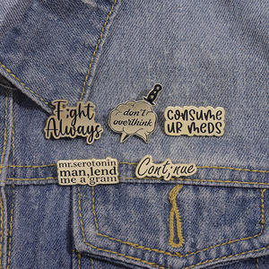 เข็มกลัดแฟชั่นคุณภาพสูงจากสังกะสีอัลลอยสีทอง3D 2D สลักตัวอักษรภาษาอังกฤษเข็มกลัดติดปกเสื้อสำหรับผู้หญิงผู้ชาย - Product Image 4