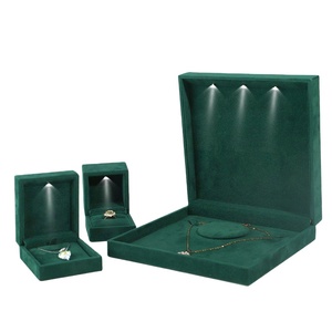 Nouvelle boîte à bijoux rectangulaire en flanelle avec éclairage LED, boîte d'emballage pour bagues, pendentifs, colliers, bracelets, rangement - Product Image 3