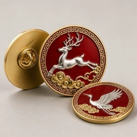Badge personnalisé en alliage de zinc, style chinois, avec relief corbeau, cerf, grue, émail rouge, plaqué or, porte-bonheur, vente en gros