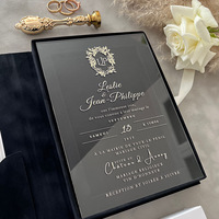 Boîte d'invitation de mariage en daim noir personnalisée avec monogramme en feuille d'or, carte acrylique 5x7, enveloppe en velours de luxe