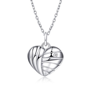Collar con Colgante en Forma de Corazón con Circonita Pequeña en Engaste de Plata de Ley 925 de Moda y Alta Demanda - Regalo - Product Image 1