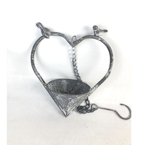 Mangeoire à oiseaux suspendue en métal <span class=keywords><strong>peint</strong></span>, style rustique, antique, vintage, design en forme de cœur, résistante à l'eau, pour l'extérieur, la cour, l'observation des oiseaux - Product Image 5