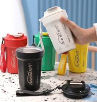 Mug isotherme sportif avec poignée, 16 oz, en acier inoxydable, gobelet de voyage avec sangle de transport et couvercle anti-fuite pour la salle de sport et les voyages