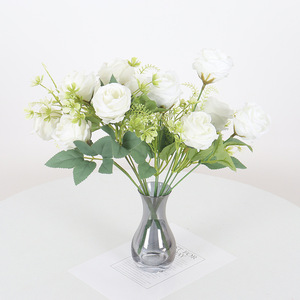 Bouquet de fleurs artificielles Jessie à 7 têtes de roses Sweetheart, 32 cm, en soie, pour mariage, décoration intérieure et extérieure - Product Image 2