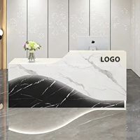 Bureau d'accueil en bois et marbre, design moderne et luxueux, style minimaliste, bande LED personnalisable aux lignes gracieuses