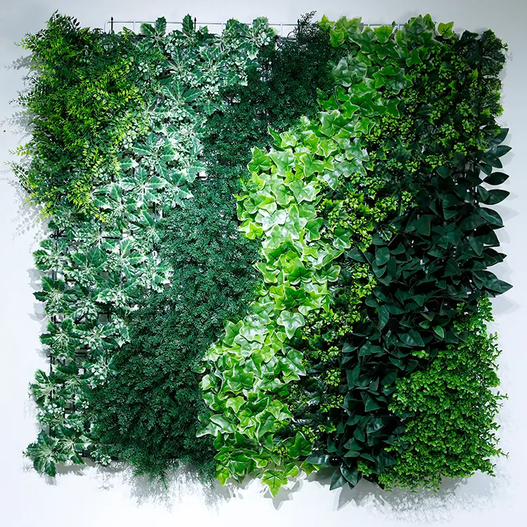 Gazon artificiel avec mur de fond vert, fleurs de pelouse en plastique pour décoration de jardin d'intérieur