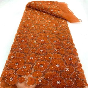 Magnifique et élégante robe de mariée blanche en dentelle avec fleurs 3D et bourgeons perlés, tissu en soie, dentelle de mariée - Product Image 3