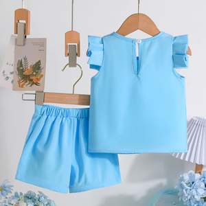 ชุดเสื้อผ้าสองชิ้นสำหรับเด็กผู้หญิง เนื้อผ้านุ่ม ระบายอากาศได้ดี เหมาะสำหรับฤดูร้อน มาพร้อมเสื้อท่อนบนดีไซน์สวยและกางเกงขาสั้นลำลอง - Product Image 2