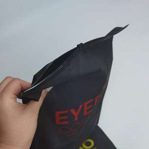 Sacs refermables en polyéthylène noir mat personnalisés avec logo multicolore - Sacs refermables à fermeture éclair pour cosmétiques et vêtements - Product Image 5