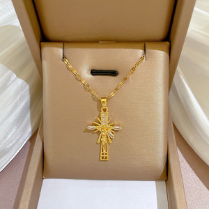 Delicado Collar con Colgante de Cruz de Acero Inoxidable Chapado en Oro para Hombre y Mujer, Collar con Colgante de Circonita Cúbica para Regalo Religioso - Product Image 3